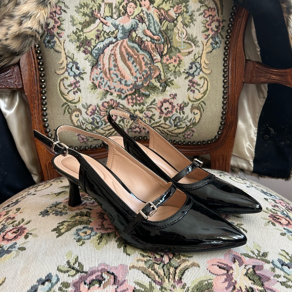 Elegant Black Slingback Kitten Heels